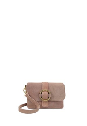 Petit sac bandoulière rectangulaire en daim rose poussiéreux avec une boucle ronde dorée et une sangle assortie sur fond blanc.