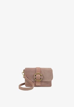 Petit sac bandoulière rectangulaire en daim rose poussiéreux avec une boucle ronde dorée et une sangle assortie sur fond blanc.