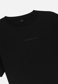 Zwarte katoenen T-shirt met ronde hals, voorzien van een subtiele tekstlogo "TOMORROWLAND" in een bijpassende donkere tint op de voorkant. Glad textuur.