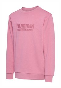 Różowa bluza z długim rękawem i okrągłym dekoltem z wypukłym logo "hummel SPORTSWEAR" umieszczonym na środku klatki piersiowej.