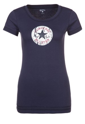 Mørkeblå tætsiddende T-shirt med korte ærmer med slidt hvid Converse All Star-logo og sort stjerne foran.