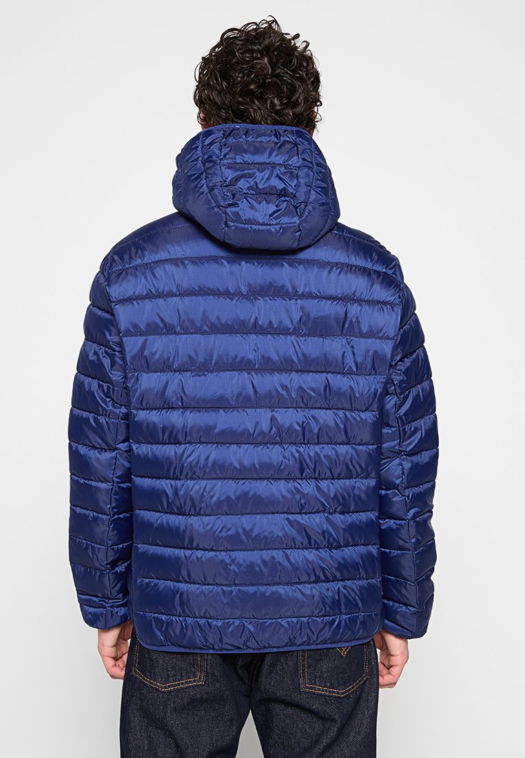 Giacca puffer blu navy con cuciture a zig zag orizzontali, cappuccio con cordino e finitura lucida, vista da dietro.