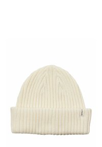Gorro de punto color crema con un diseño acanalado y el dobladillo plegado. Presenta una pequeña etiqueta de marca en el dobladillo. Textura suave, apariencia cálida.