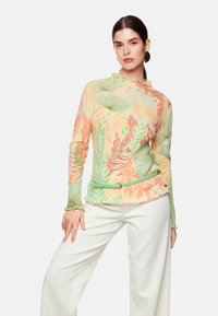 Langärmlige Bluse aus leichtem Stoff, mit einem floralen Muster in Orange und Grün auf gelbem Hintergrund, mit einem Rüschenausschnitt.