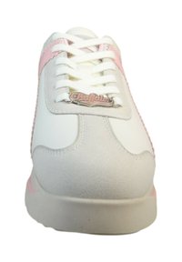 Baskets blanches et roses en matériaux synthétiques ; elles présentent une texture lisse, un bout rond, une semelle plate en caoutchouc et un logo sur la languette.