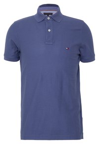 Tmavě modrá polokošile vyrobená z bavlny, se třemi knoflíky, krátkými rukávy a malým logem v červené, bílé a modré barvě.