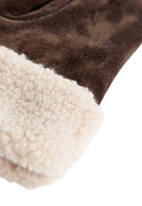 Hnědá plyšová tkanina s měkkým krémovým fleecovým manžetou. Textura se zdá být hladká s jemným leskem, což ukazuje na útulný design.