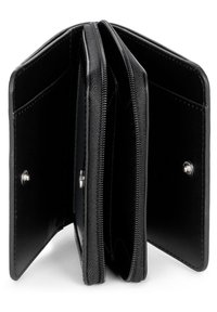 Portafoglio nero in pelle con scomparto con zip e più slot per carte. Presenta una superficie liscia e hardware a scatto in argento.