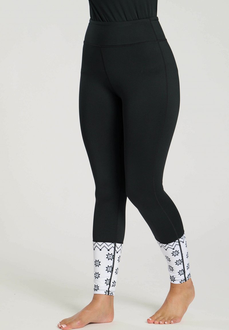 Leggings neri con vita alta e vestibilità aderente, caratterizzati da accenti bianchi a motivo sulle caviglie con motivi di stelle e diamanti.