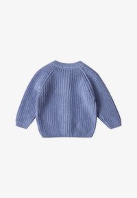 Blauer Strickpullover mit geripptem Muster, rundem Ausschnitt und Raglanärmeln. Die Oberfläche ist weich mit unterschiedlichen Stichen über den gesamten Körper verteilt.