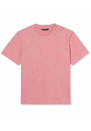 Różowy bawełniany t-shirt z krótkim rękawem i okrągłym dekoltem, z trzema złotymi guzikami na lewym ramieniu oraz małym białym haftowanym logo na lewej piersi.