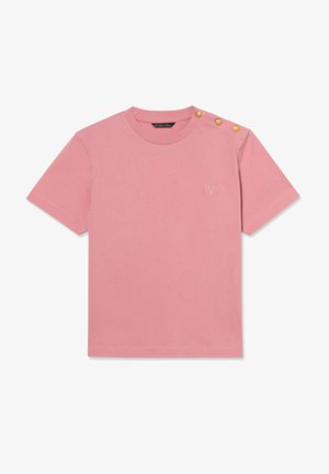 Różowy bawełniany t-shirt z krótkim rękawem i okrągłym dekoltem, z trzema złotymi guzikami na lewym ramieniu oraz małym białym haftowanym logo na lewej piersi.