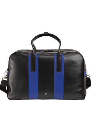 Zwarte leren sporttas met blauwe verticale strepen, dubbele handvaten, een afneembare schouderband en zilverkleurige hardware-details. Gladde textuur.