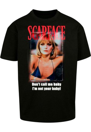 Svart bomull T-skjorte med et stort trykk av en kvinne i en blå antrekk, med teksten "SCARFACE" og "Ikke kall meg baby, jeg er ikke babyen din!"
