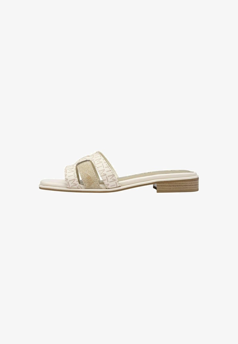 Beige schuifsandalen met twee gestructureerde bandjes, waarvan één met een metalen accent, en een lage vierkante hak. Vloeiende zool en gevoerd voetbed.