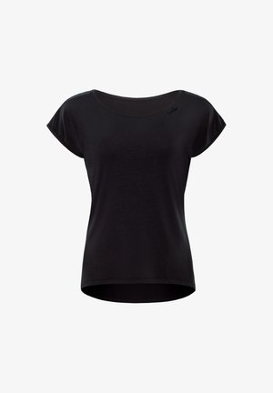 Fekete, rövid ujjú póló, puha anyagból, széles nyakkivágással és enyhén ívelt szegéllyel. Diszkrét logó részlet a vállon.