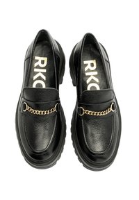 Czarne skórzane mokasyny z grubym bieżnikiem, z dekoracyjnym złotym łańcuchem oraz nazwą marki "RKO" w złotym kolorze na wkładce.