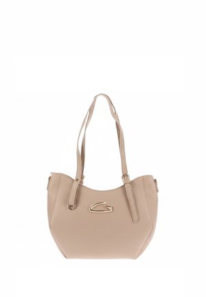 Bolso de mano de cuero beige con dobles asas de hombro ajustables y un emblema metálico dorado con la letra "G" en el centro delantero.