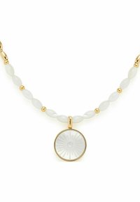 Collana di perline con eleganti perle ovali bianche lucide e accenti dorati, con un pendente rotondo decorativo che presenta un design a raggiera.