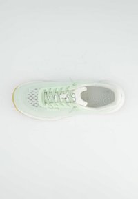 Svetle zelená sportovní bota s mesh svrškem, zaoblenou špičkou a bílými tkaničkami. Obsahuje texturovanou podrážku a branding na jazyku.