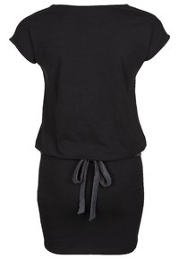 Czarna sukienka do kolan o miękkiej fakturze, z krótkimi rękawami i ściąganym paskiem w talii. Prosty, minimalistyczny design.