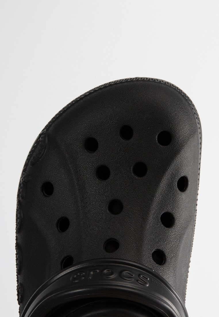 Zwarte Crocs sandaal met een gesloten teen ontwerp, meerdere ventilatiegaten, glad plastic materiaal en een dikke, stevige band.