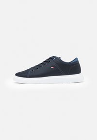 Sneakers in tela blu con suola in gomma bianca, punta rotonda e chiusura con lacci; presentano un logo ricamato sul lato e accenti a contrasto.