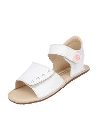 Sandal de piel blanca con diseño de punta abierta, correas de Velcro ajustables, plantilla blanda color beige y suela de goma marrón claro.