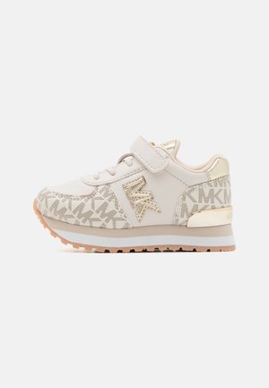 Beige en gouden kindersneaker met patroonstof, een klittenbandsluiting, veters en een gevoerde zool met profielzool.