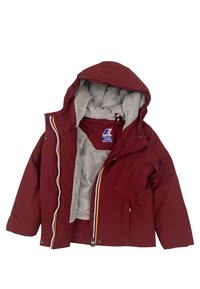 Giacca impermeabile bordeaux con cappuccio, fodera interna grigia e zip bicolore. Presenta tasche laterali e un'etichetta con il logo all'interno.
