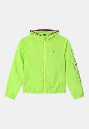 Veste à capuche vert néon avec fermeture éclair à l'avant, deux poches avant, logo Tommy Hilfiger sur la poitrine et texte de marque sur la manche droite.