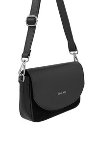 Bolso bandolero de cuero negro con correa ajustable y hebilla plateada, que presenta una tapa curva y un sutil logotipo de la marca en el frente.