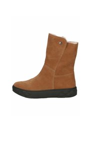Bottine en suede marron avec une finition texturée, semelle en caoutchouc noir et détail à pression argenté près du haut. Doublée d'un matériau doux.