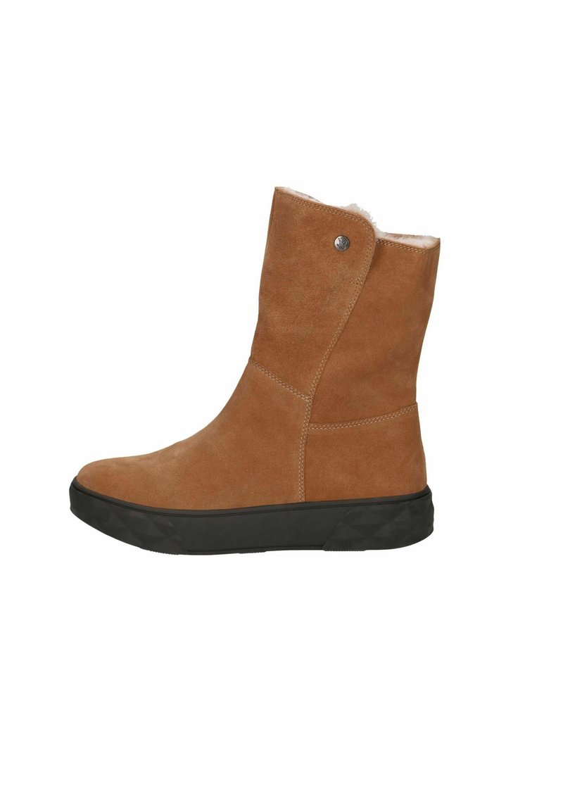 Bottine en suede marron avec une finition texturée, semelle en caoutchouc noir et détail à pression argenté près du haut. Doublée d'un matériau doux.