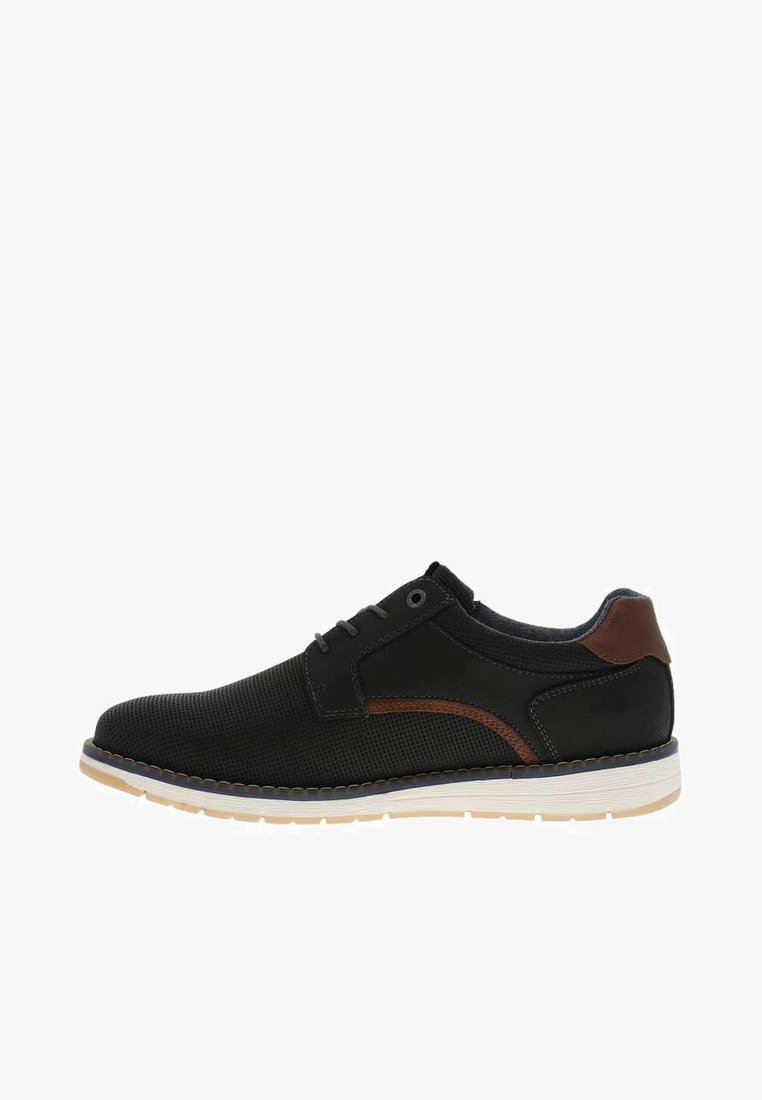 Chaussure décontractée à lacets pour hommes de couleur noire avec accent marron au talon et sur le côté, semelle blanche et dessus texturé, vue de profil droit.