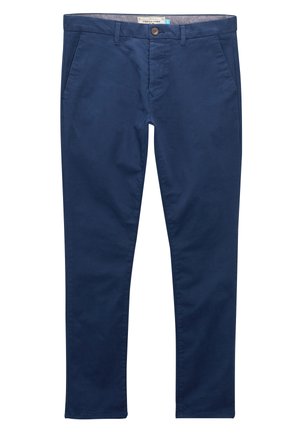 Chinos elasticizzati blu navy con chiusura a bottone, due tasche laterali e un tessuto in cotone misto liscio con una silhouette pulita e sartoriale.