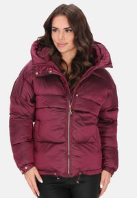 Bordó puffert dzseki kapucnival, elülső cipzárral, rugalmas mandzsettával és húzózsinóros szegéllyel; sima, fényes felület és steppelt mintázat.