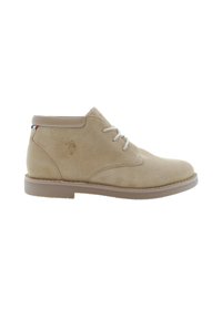 Botines de ante beige con punta redondeada, cordones de color claro, suela de goma y un sutil detalle de logotipo grabado en el lateral.