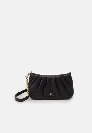 Sac à épaule en cuir noir Michael Kors avec détail chaîne dorée et logo signature sur le devant, design plissé et bandoulière réglable.