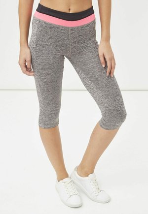 Leggings de tres cuartos en gris jaspeado con una cinturilla negra y rosa. Tejido suave y elástico con detalles de costura a lo largo de las piernas.