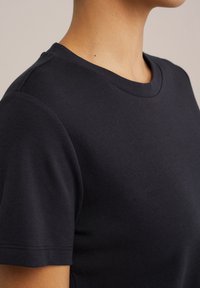 Mörkblå bomull t-shirt med klassisk rund halsringning, korta ärmar och en mjuk yta. Sömmarna är snyggt avslutade för hållbarhet.