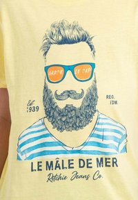 Ritchie Jeans NABARZU J - T-shirt imprimé - jaune