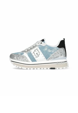 Zapatillas de mezclilla con un upper azul claro, acentos de purpurina plateada, detalles en blanco y negro, y una suela texturizada con logo.