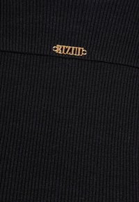 Černá ribbovaná látka s jemnou texturou, zdobená metalickým logem "BIZUU" ve zlatém odstínu. Design obsahuje horizontální švy.