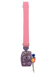 Lila Blumentaschenmuster mit einem pinkfarbenen Stoffgurt, verfügt über einen Reißverschluss und Pompon-Akzente. Kompakte zylindrische Form.