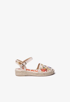 Beige Espadrille-Sandale mit floralen Stickereien, offener Zehenpartie, Knöchelriemen und Jutesohle. Mit orangefarbenem Branding auf der Innensohle.