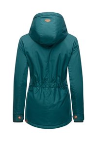 Turkusowa, wodoodporna kurtka z taliowanym krojem, kapturem i mankietami na zatrzaski. Gładka tekstura z delikatnym połyskiem oraz małą naszywką z logo na plecach.