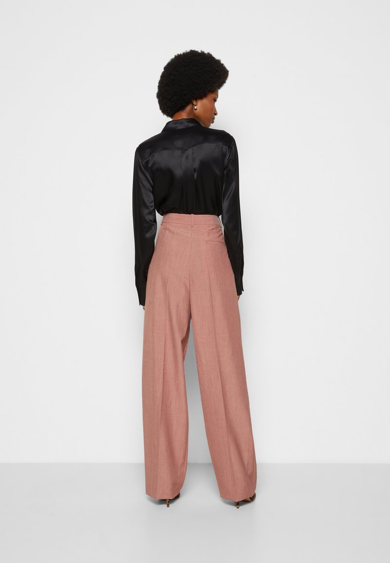 Damen Bekleidung | Victoria Beckham DOUBLE PLEAT SLOUCH TROUSER Stoffhose peach melange/pink - NK49715 Damen Bekleidung | Victoria Beckham DOUBLE PLEAT SLOUCH TROUSER Stoffhose peach melange/pink - NK49715