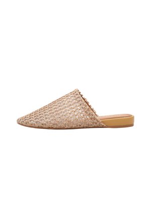Mule beige tejido con punta afilada, suela plana y talón abierto, diseñado para uso casual o veraniego.