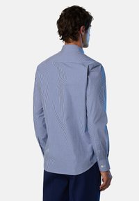Camisa de cuadros de manga larga en mezcla de algodón azul y blanco, con cuello abotonado, yugo posterior y puños con un solo botón.